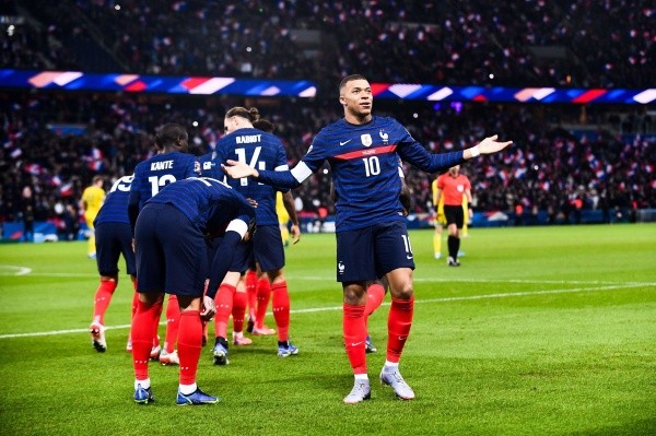 Kylian Mbappé celebra con la camiseta de Francia