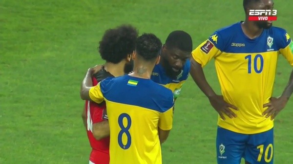 Los jugadores de Gabón rodearon a Salah para pedir su camiseta.
