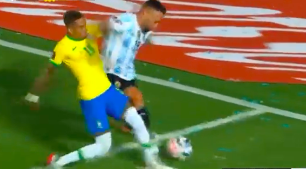 Otamendi agredió a Raphinha con un codazo pero el árbitro no le mostró ni amarilla. Foto: TNT Sports