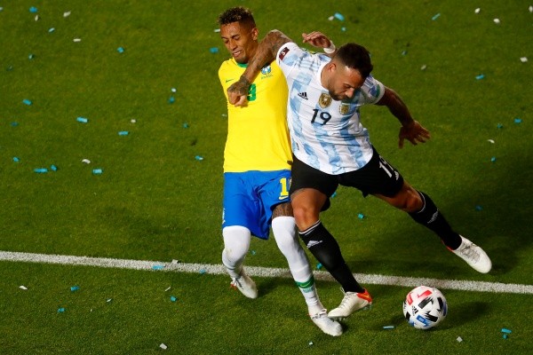 Nicolás Otamendi pegó un tremendo codazo y el árbitro le perdonó la vida. Por ahora, juega ante Chile. Foto: Getty Images