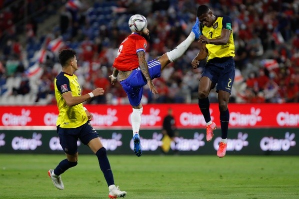 La dura acción por la cual Arturo Vidal recibió tarjeta roja directa en el minuto 13 ante Ecuador en San Carlos de Apoquindo (Foto: 
   Agencia Uno)
