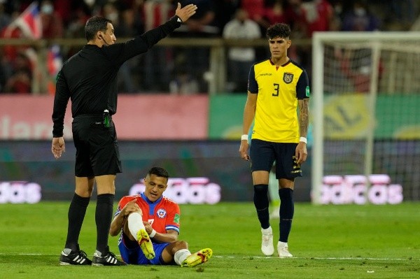 Alexis Sánchez debió ser reemplazado en Chile frente a Ecuador.