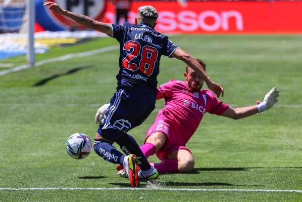 El penal de la polémica en el clásico universitario, donde Roberto Tobar estaba a cargo del VAR