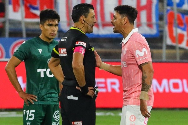 Los reclamos de Fernando Zampedri luego de la expulsión de Roberto Tobar