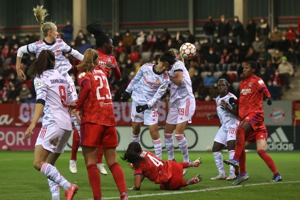 Saki Kumagai anotó el gol del triunfo del Bayern Múnich ante el Lyon de Christiane Endler. Foto: Getty Images