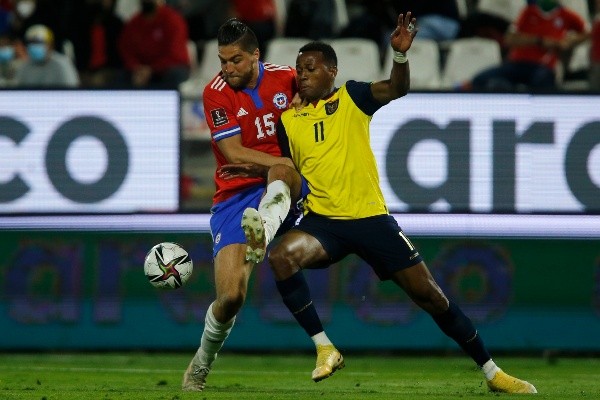 Francisco Sierralta tuvo complicaciones físicas ante Ecuador. (Foto: Getty Images)