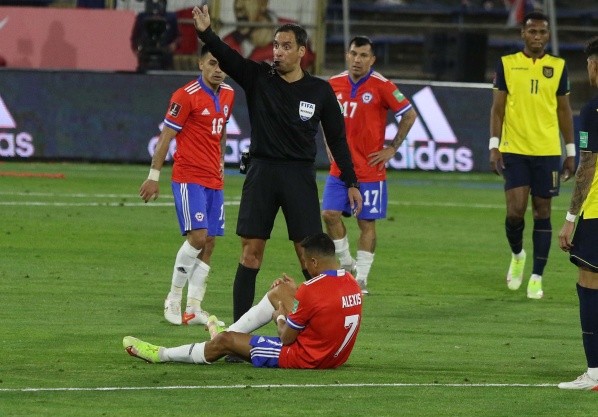 Alexis Sánchez tuvo que abandonar la cancha en el minuto 36 del partido entre Chile Ecuador tras una molestia física que le impidió seguir jugando. (Foto: 
   Agencia Uno)