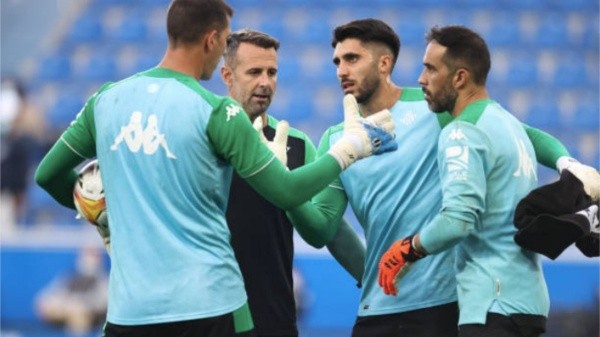 Claudio Bravo y Rui Silva tras calentamiento del Real Betis