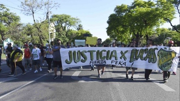 Hubo manifestaciones por la trágica muerte del joven futbolista. (Foto: TyC Sports)