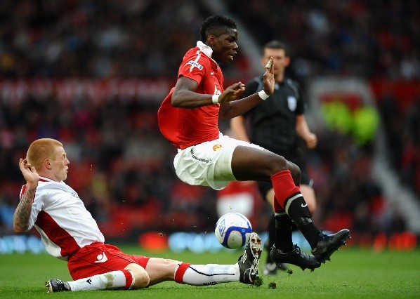 Terry Kennedy barriendo a Paul Pogba en la final de laFA Youth Cup 2011