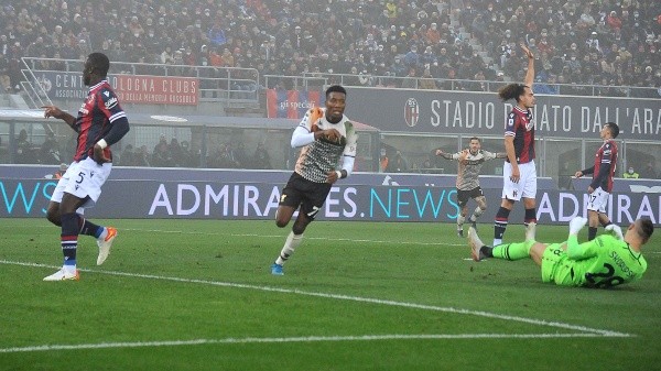 David Okereke anotó el gol del triunfo del Venezia ante el Bologna de Medel. Foto: Getty Images