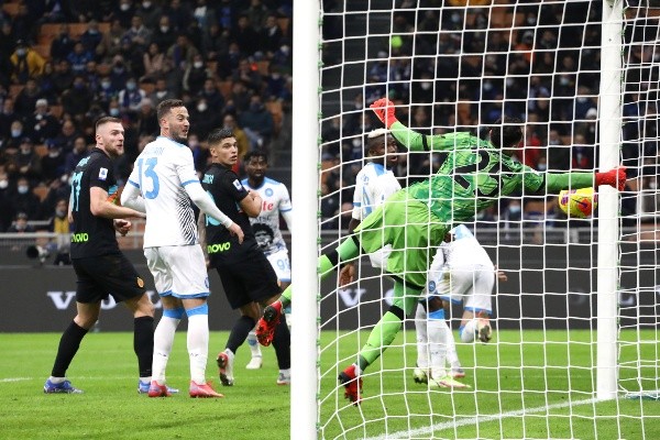 Ivan Perisic empujó el balón en el segundo gol del Inter ante Napoli, que por poco salva David Ospina. Foto: Getty Images
