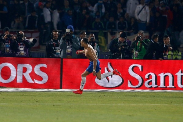 Alexis celebra el gol que le dio a Chile la Copa América el 2015. Foto: Agencia Uno