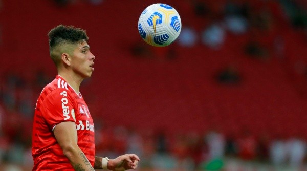 PORTO ALEGRE, BRAZIL - NOVEMBER 20: Carlos Palacios, of Internacional, controls the ball during the match between Internacional and Flamengo as part of Brasileirao Series A at Beira-Rio Stadium on November 20, 2021 in Porto Alegre, Brazil. (Photo by Silvio Avila/Getty Images)  ***Local Caption*** Carlos Palacios-Not Released (NR)