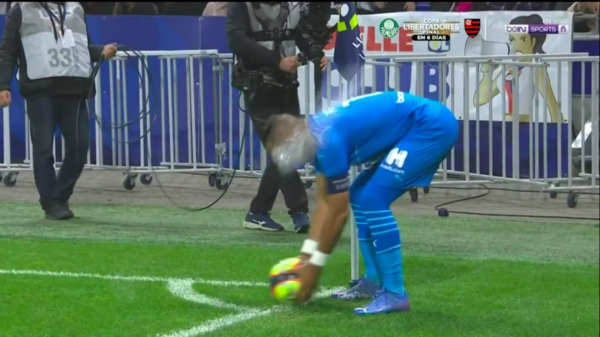 Dimtri Payet recibió una dura agresión por parte de un hincha rival en el encuentro entre Marsella y Lyon por la Ligue 1. (Foto: captura)