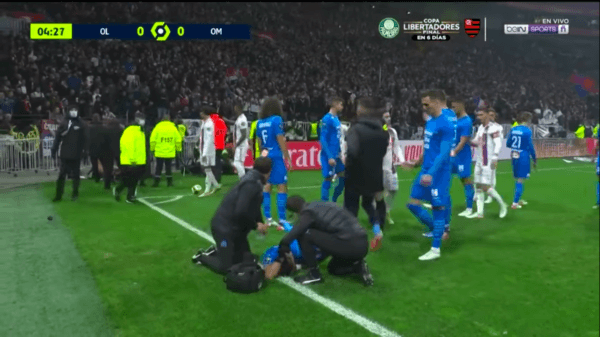 El duelo entre Olympique de Marsella y Lyon pudo jugarse tan solo por cinco minutos antes de que el botellazo golpeara con todo en la cabeza de Dimtri Payet (Foto: captura)