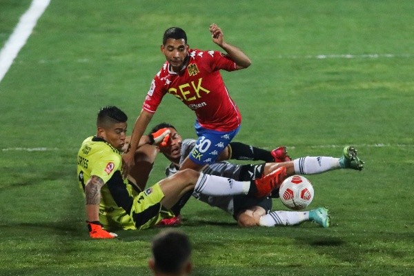 Cristián Palacios intenta definir ante Colo Colo