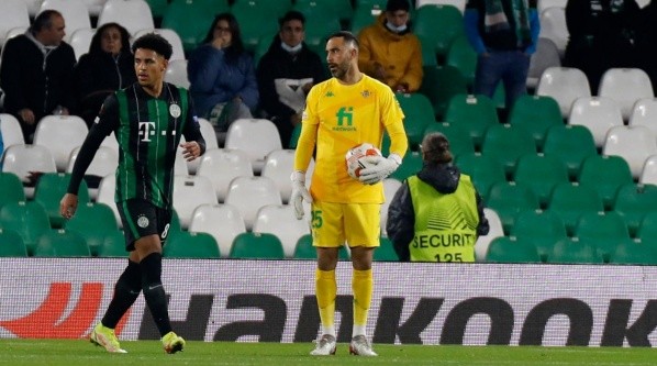 Claudio Bravo sigue mostrando un gran nivel y busca renovar con el Betis, aunque los plazos son distintos a los que tienen en el club, aseguran en España. Foto: Getty Images
