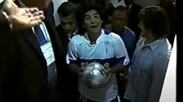 Maradona entró en el 2T del partido, generando revuelo en San Carlos.