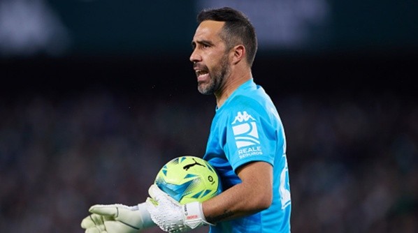 SEVILLE, SPAIN - NOVEMBER 07: Claudio Bravo of Real Betis reacts during the La Liga Santander match between Real Betis and Sevilla FC at Estadio Benito Villamarin on November 07, 2021 in Seville, Spain. (Photo by Fran Santiago/Getty Images)