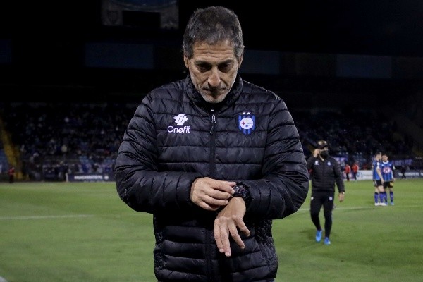 Mario Salas no duda en que con Huachipato pueden derrotar a la UC. No obstante, no piensa en que sea una ayuda a Colo Colo. Foto: Agencia Uno