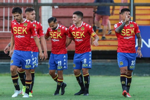 El coronavirus golpeó a los hispanos en la antesala del choque con los albos.