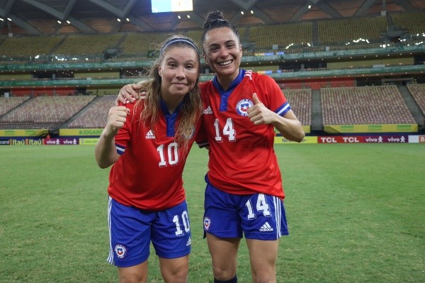 Yanara Aedo anotó el gol del triunfo de Chile ante Venezuela y lo celebró junto a María José Rojas, quien volvió al equipo luego de dos años. Foto: ANFP