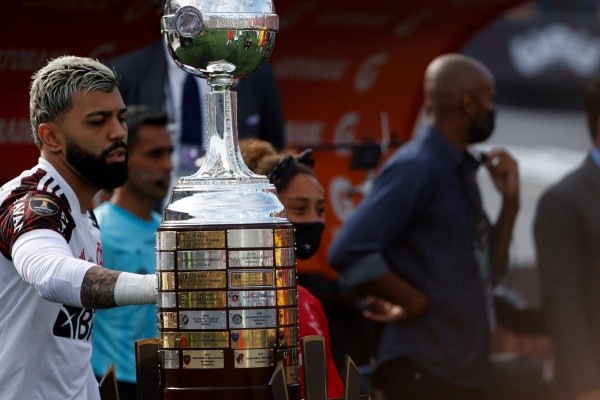 El delantero brasileño Gabriel Barbosa volvió a jugar con el destino y tocó la Copa Libertadores mientras salían a la cancha del estadio Centenario para jugar la final de la Copa Libertadores ante Palmeiras.