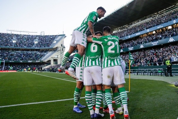El Betis luchó con el marcador en contra para quedarse con el triunfo ante el Levante y quedó muy cerca del liderato de La Liga. Foto: Betis