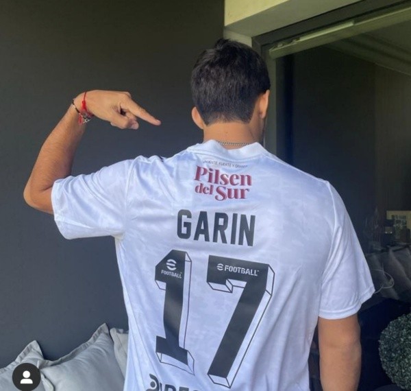 Garin posó feliz la camiseta del capitán Gabriel Suazo. Foto: Instagram
