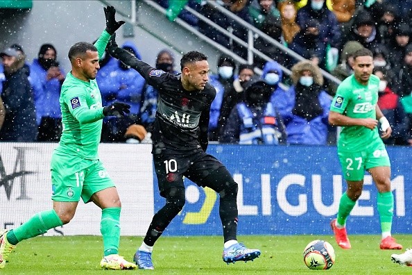 Neymar en el partido entre PSG y Saint-Étienne: el brasileño salió lesionado. (Foto: Agencia UNO)