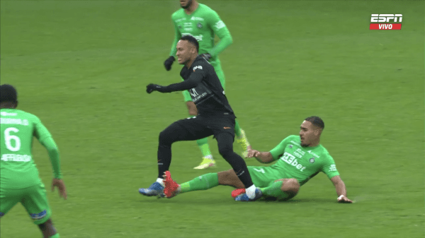 Neymar se retiró muy complicado de su tobillo. Se teme lo peor. Foto: ESPN