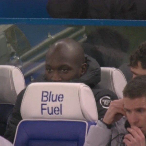 Lukaku estuvo muerto de frío en el banco de suplentes y entró los últimos 10 minutos. Foto: Captura.