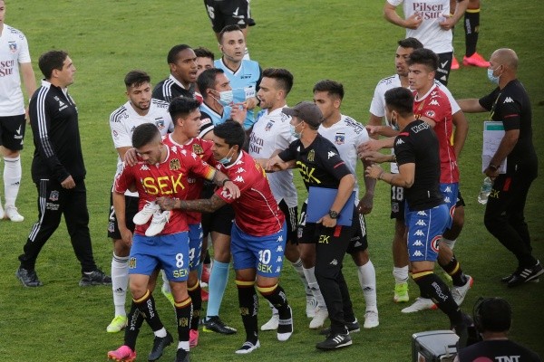 Víctor Méndez tuvo que ser separado por su compañeros ante la indignación de los jugadores de Colo Colo. Foto: Agencia Uno.