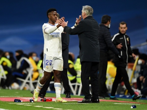 Ancelotti felicitó a Vinícius por el golazo del triunfo del Madrid. Foto: Getty.