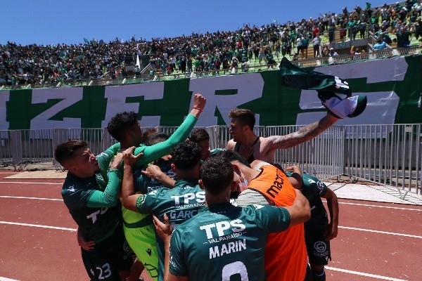 Santiago Wanderers perdía por 0-2 pero sacó un empate 2-2 en la agonía. Así, se despide de sus hinchas en Primera División en Valparaíso y se reencontrarán la próxima temporada en la Primera B. Foto: Agencia Uno