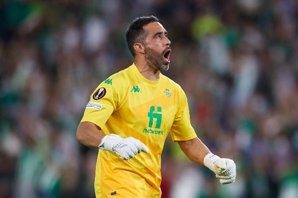 Claudio Bravo es baja para Real Betis por los próximos partidos. (Foto: Getty Images)