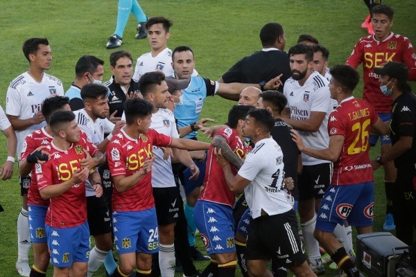 Tras caer por la cuenta mínima, los jugadores de Colo Colo se enfrascaron en una ruda discusión con los de Unión Española por la eufórica celebración de un futbolista hispano. (Foto: Agencia UNO)