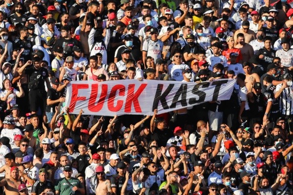 Este lienzo también fue denunciado por Piero Maza. No es primera vez en el año que los árbitros acusan a los hinchas de Colo Colo por pancartas políticas. Foto: Agencia Uno