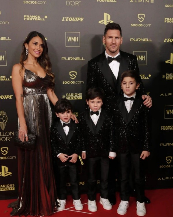 Messi llegó con su esposa Antonella y sus tres hijos para recibir el Balón de Oro.