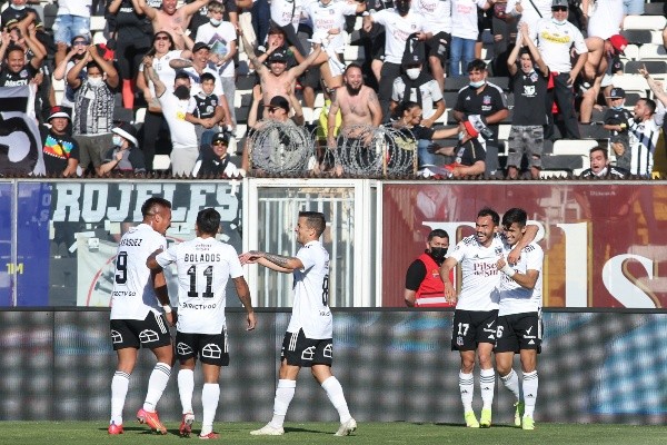 En Colo Colo no han podido abrazarse las últimas semanas por el tema del Covid-19. Foto: Agencia Uno.