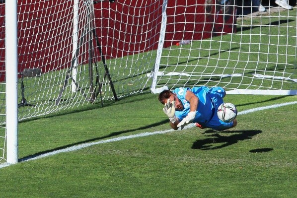 Seba Pérez se ha lucido volando en el arco de la UC. Foto: Agencia Uno