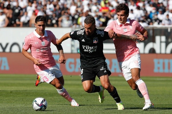 En el partido clave entre ambos, Colo Colo derrotó a la UC. No obstante, el Cacique pagó caro los contagios de coronavirus al interior del plantel. Foto: Agencia Uno