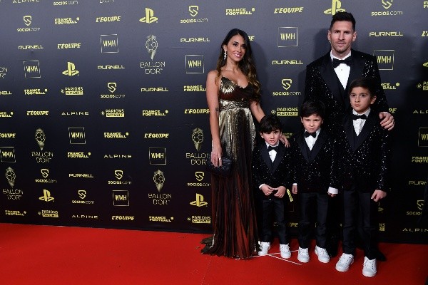 Messi no aguantó que quisieran excluir a su esposa de la foto oficial.