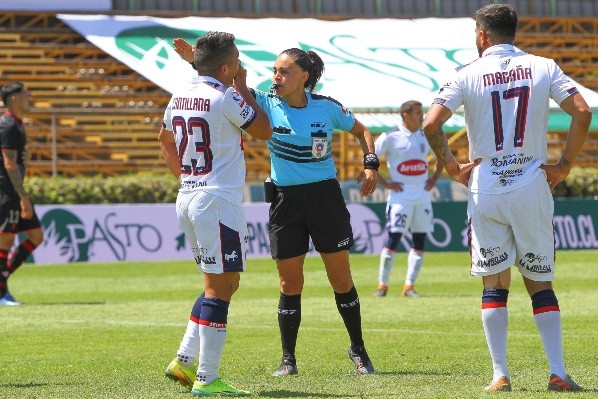 María Belén Carvajal será la primera mujer en dirigir un partido de Primera División masculina en el fútbol chileno. Foto: Agencia Uno