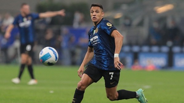 MILAN, ITALY - SEPTEMBER 25: Alexis Sanchez of FC Internazionale in action during the Serie A match between FC Internazionale and Atalanta BC at Stadio Giuseppe Meazza on September 25, 2021 in Milan, Italy. (Photo by Emilio Andreoli - Inter/Inter via Getty Images)