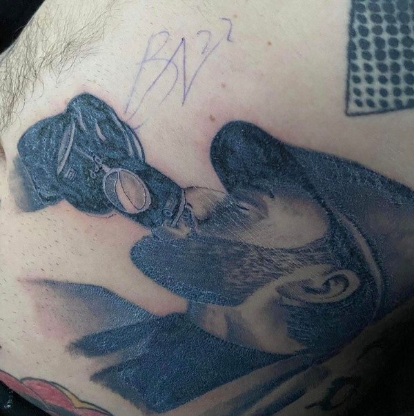 Ben Brereton le firmó el tatuaje en el cuerpo, el que será el próximo trabajo que se realizará el hincha