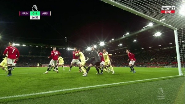 Se pudo apreciar claramente que a De Gea lo pisa Fred. (Foto: Captura Espn)