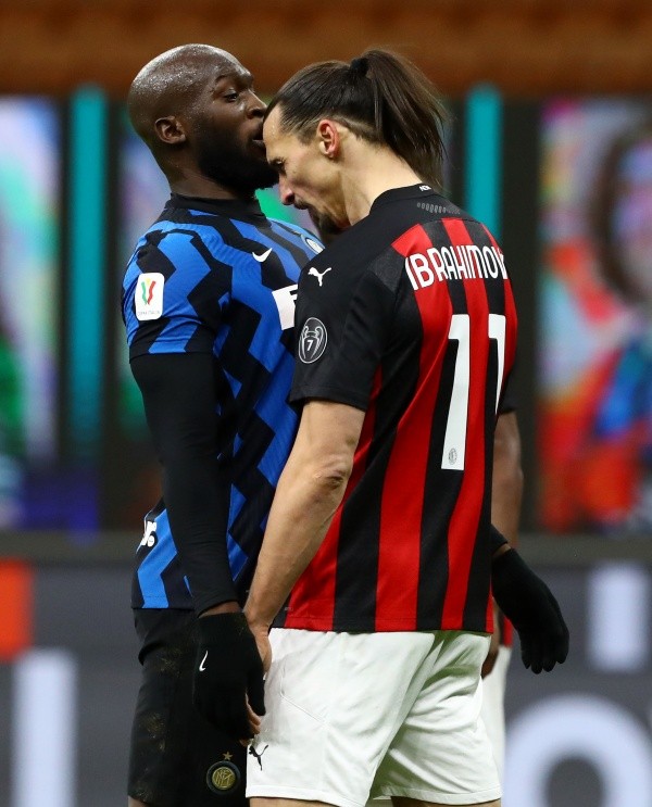 Zlatan y Lukaku tuvieron un fuere encontrón en un clásico della Madonnina. Foto: Getty.