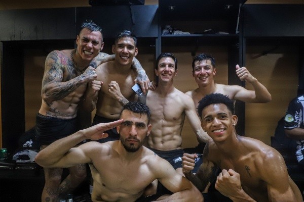 Eduardo Vargas festejó con todo con sus compañeros tras darle el título de la Serie A a los hinchas del Atlético Mineiro tras 50 años de espera. (Foto: Atlético Mineiro)